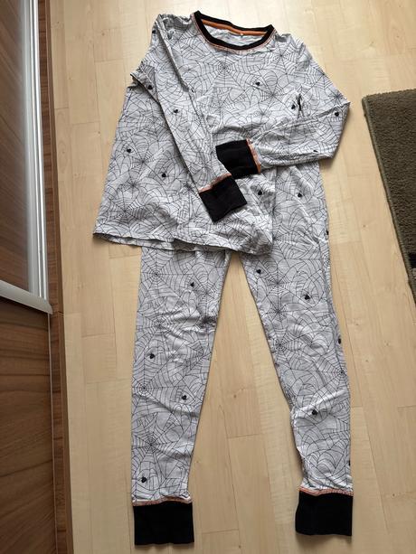 Pyžamo, reserved,152