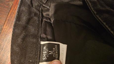 Rifle s vysokým pásom a bielou potlacou, m