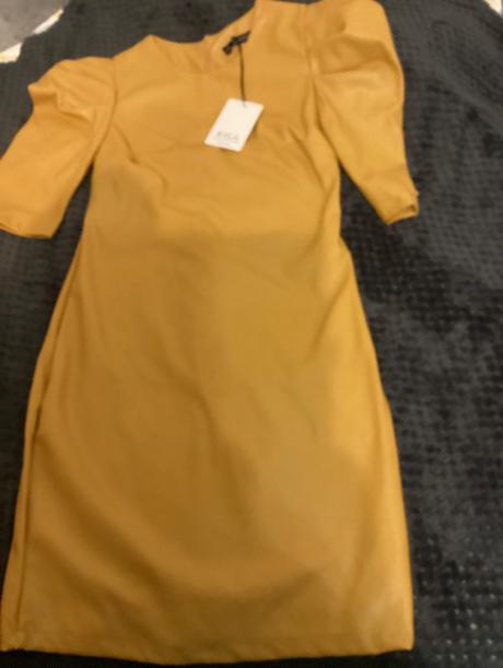 Šaty z koženky s nazberkanými rukávmi, s