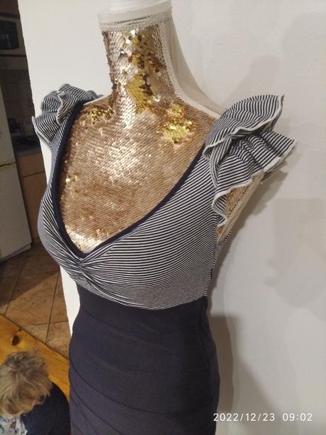 Pekne saty s volánikmi na ramenách, m