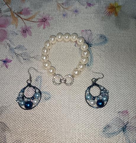 Náramok z náušnicami, 