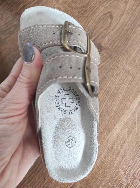 Zdravotnícke šľapky, 26