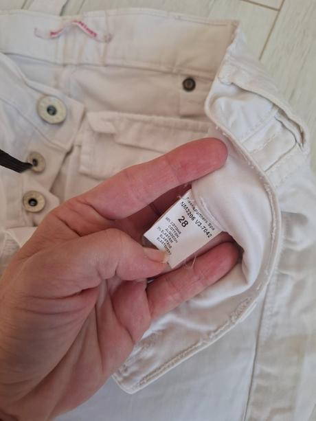 Biele rifle (pre vysokú slečnu), 28