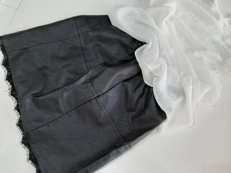 Koženkova sukňa  s čipkou, s