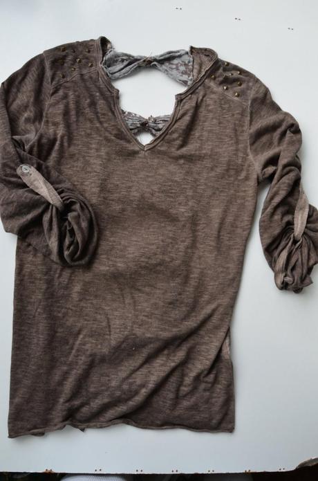 Tričko s výstrihom na chrbte, s