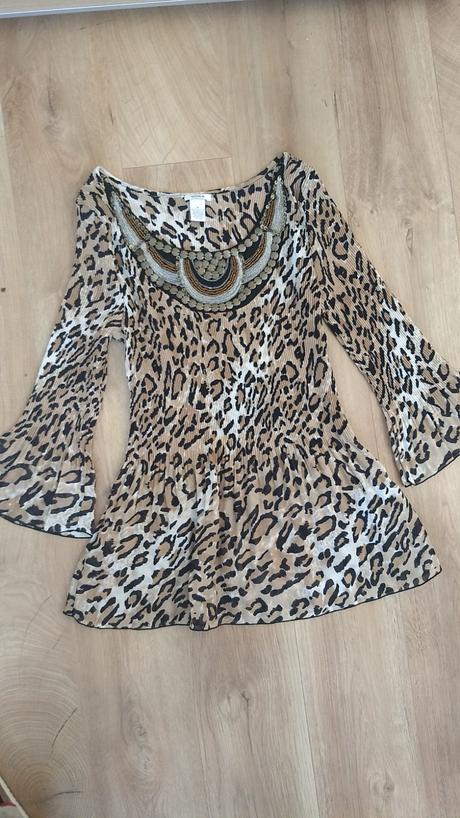 Plisovana bluzka s kovovymi gombiky, m