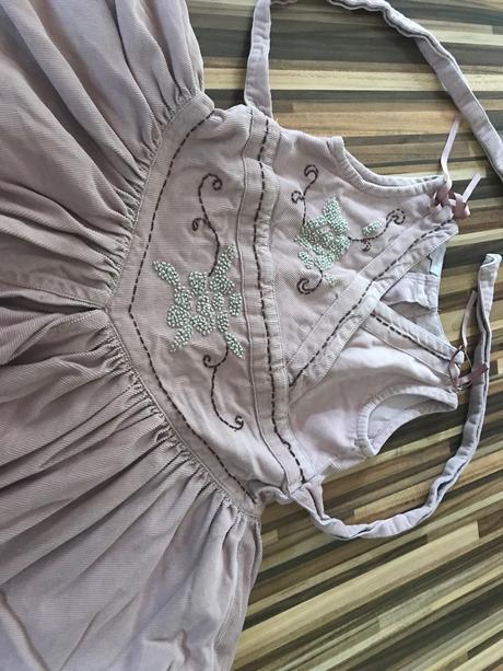 Menšestrove šaty, 110