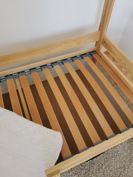 Domčekova drevena postel + rošt + matrac+ chranic, šírka (cm): 90,dĺžka (cm): 170