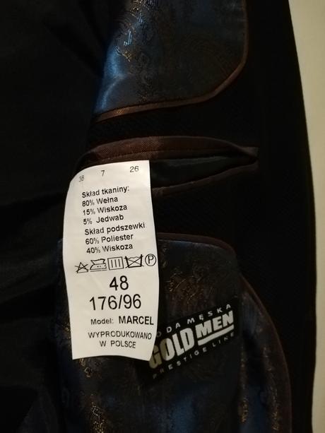 Jedenkrát oblečený pánsky oblek, 48