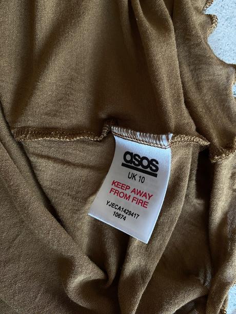 Jemné asymetrické tričko asos, s