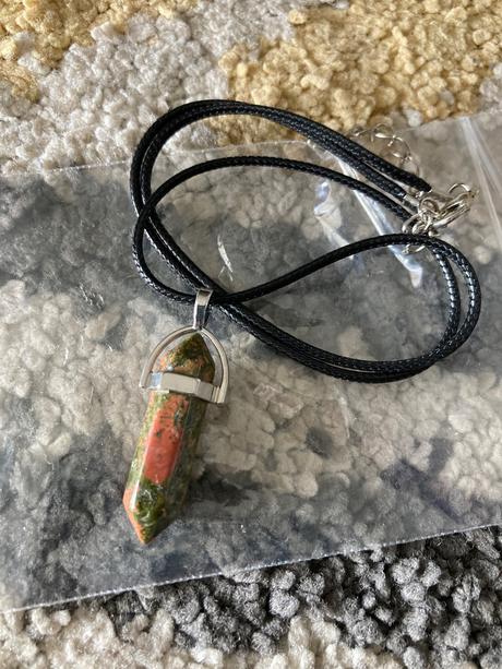 Náhrdelník s kryštáľom,