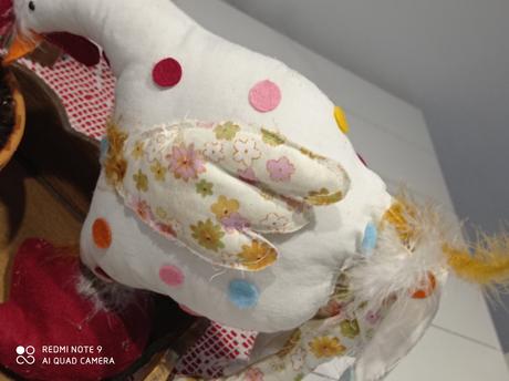 3d veľký bodkovaný kohút-bielučky s farebnými bodk,