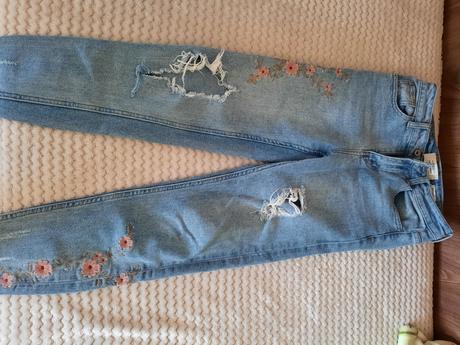 Kvetinové nohavice, 34