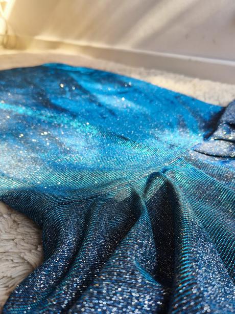 Šaty z lesklej látky, nenosené, so štítkom, 42