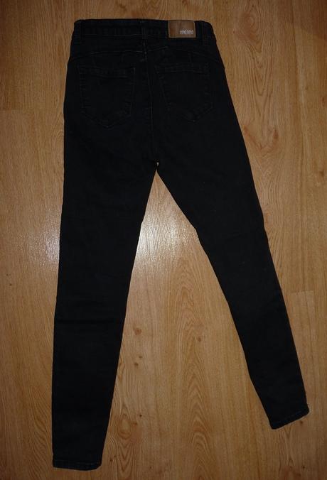 Skinny s vysokým pásom, 26