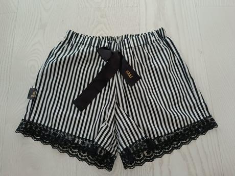 Pruhované čierno biele kraťasy s krajkou, 158