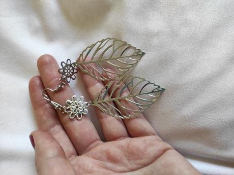 Vysiace náušnice s kvietkom,