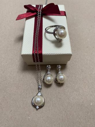 Set perlových šperkov,