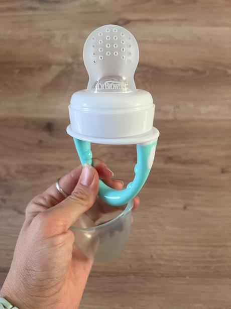 Podbradníky, fľaša, misky, príbor, 