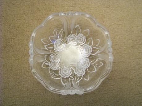 Sklenená miska s ružami,