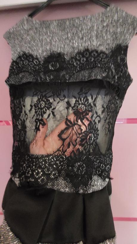 Luxusné šaty s čipkovu vzadu, 164