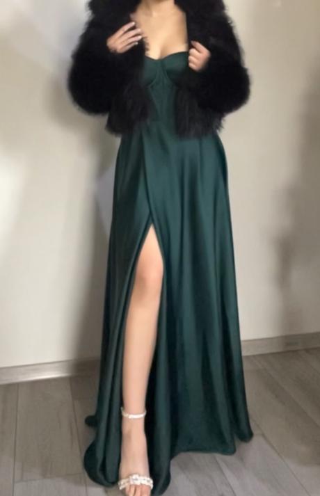 Smaragdové spoločenské šaty, s