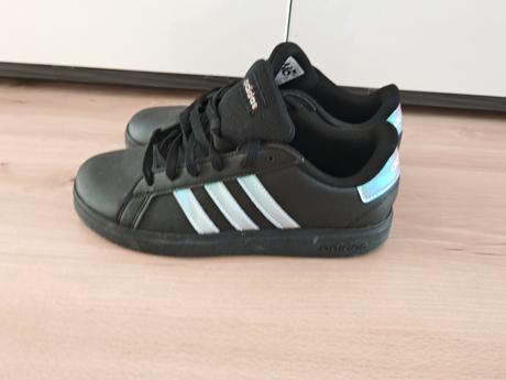 Adidas yenisky nove s menivymi pasikmi, adidas,37