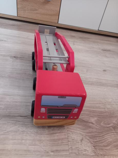 Drevené nákladné auto,