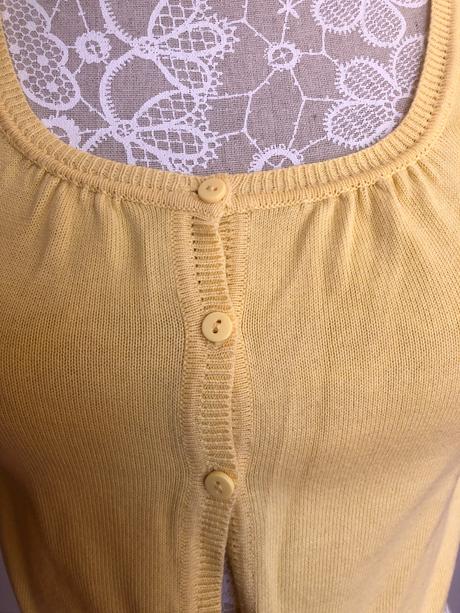 Krátky žltý svetrík, 36