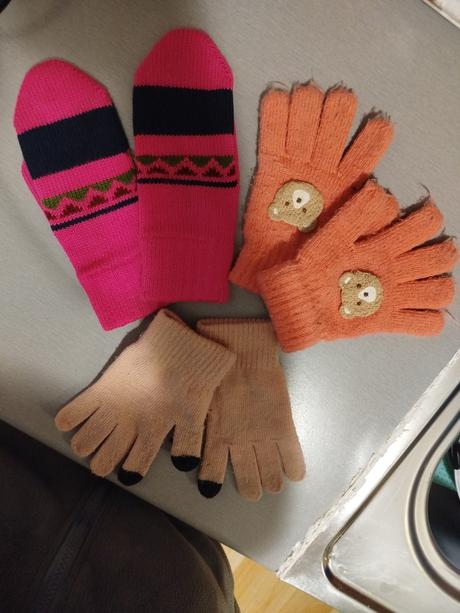 Darujem rukavice č.128 za postovné, 128