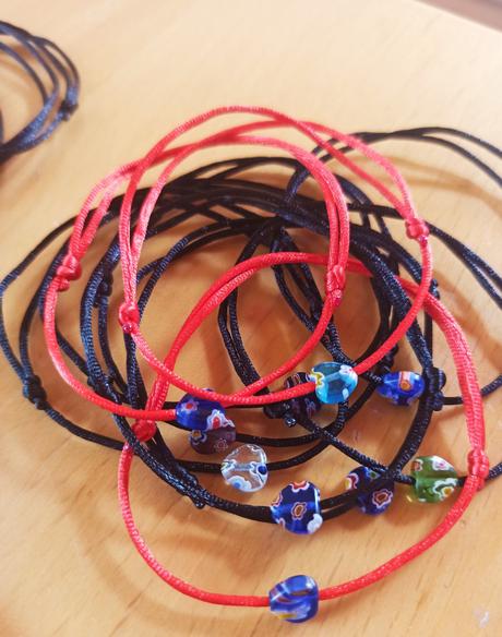 Náramky proti urieknutiu, posuvné uzlíky, 