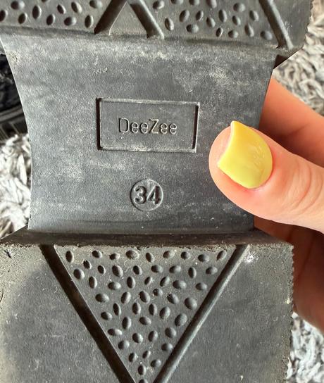 Lesklé mokasínky, 33