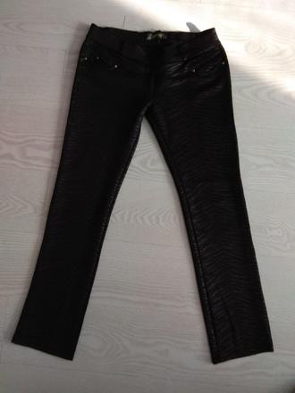 Čierne nohavice so zaujímavým vzorom s poštovným, 30