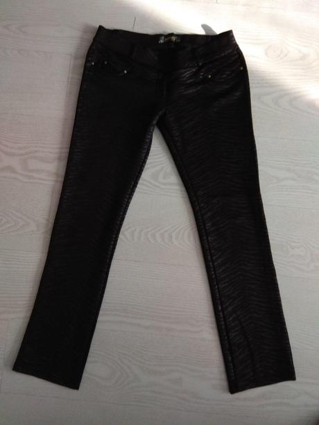 Čierne nohavice so zaujímavým vzorom s poštovným, 30