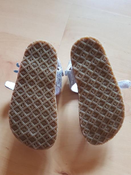 Raz obute sandalky, replay,22