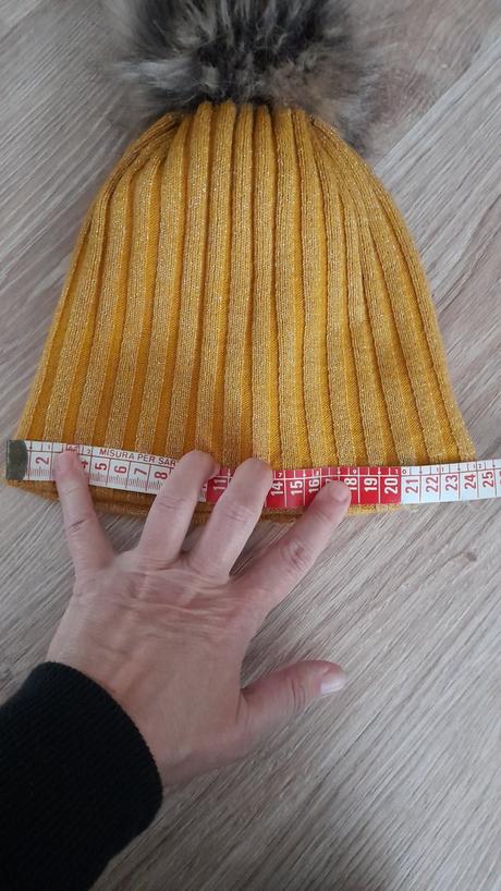 Horčicovo žltá čiapka so striebornou nitkou, 