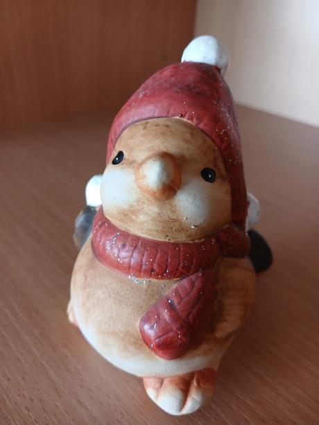 Keramický vtáčik s čiapkou a šálom 10 cm,