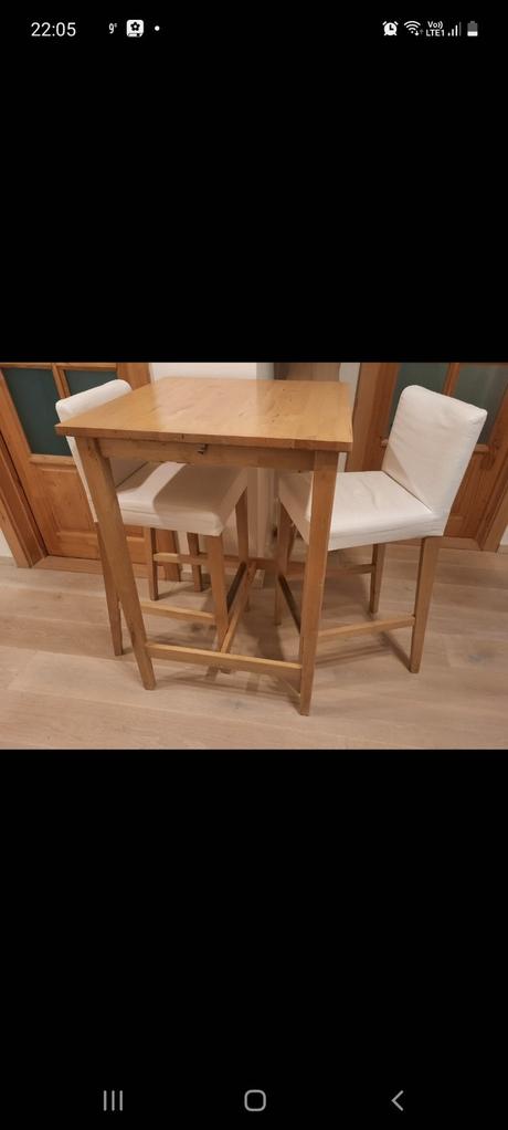 Barový stôl a stoličky,