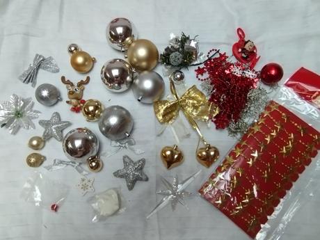 Vianočné gule ,retiazky a iné na tvorenie, 