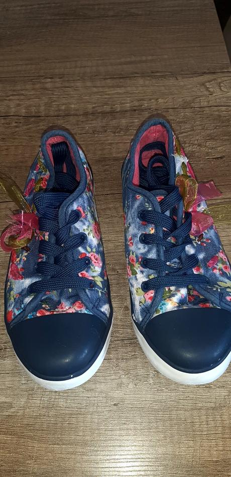 Platené tenisky, 33