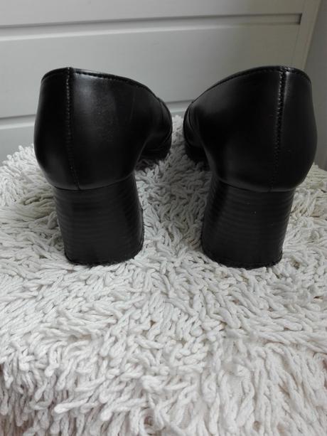 Čierné poltopanky, 37