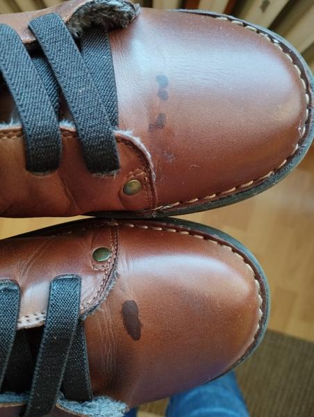 Čo spôsobilo nečakané fľaky na topánkach?