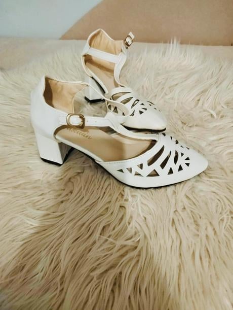 Biele elegantné lodičky s remienkom, 36