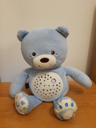 Medvedík s projektorom,