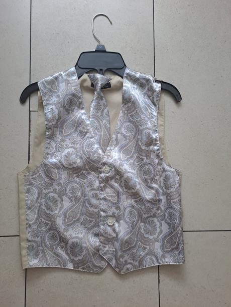 Oblúková vesta s kravatou, 140