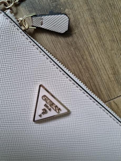 Bledoružová kabelka do ruky guess, guess