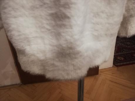 Biely chlpatý svetrik, mango,l