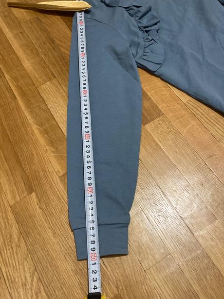 Mikina s volanikmi, 152