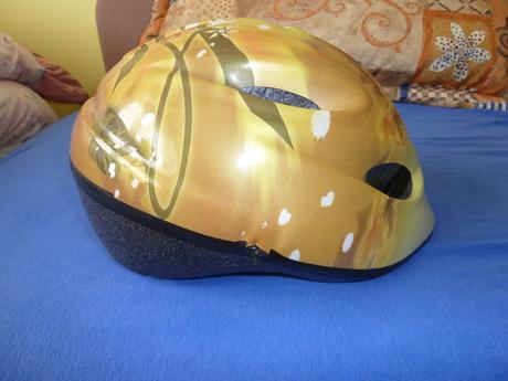 Dievčenská prilba na bicykel alebo korčule, s