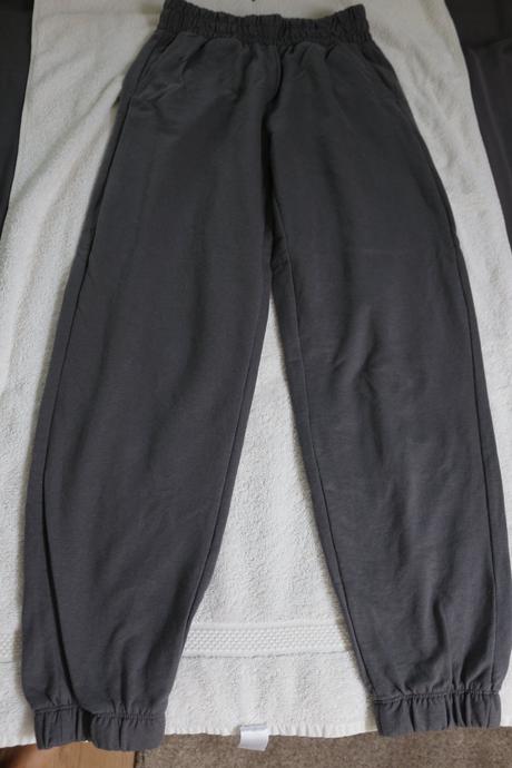 Šedé tepláky, sinsay,152